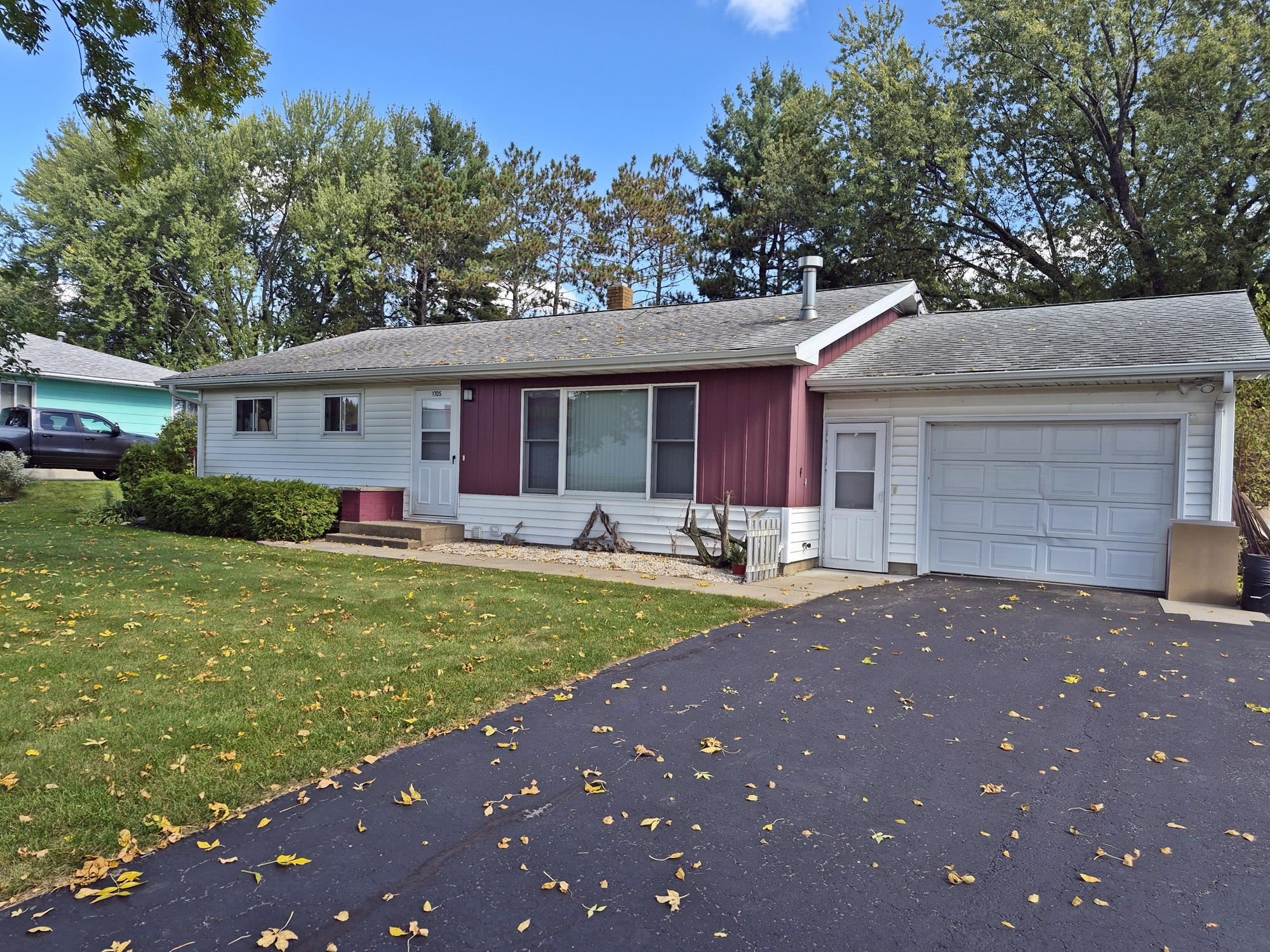 1705 N Peach Avenue Property Photo 1