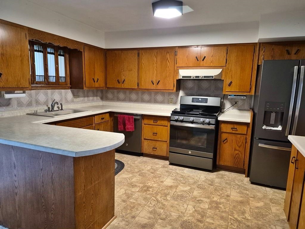 1705 N Peach Avenue Property Photo 5