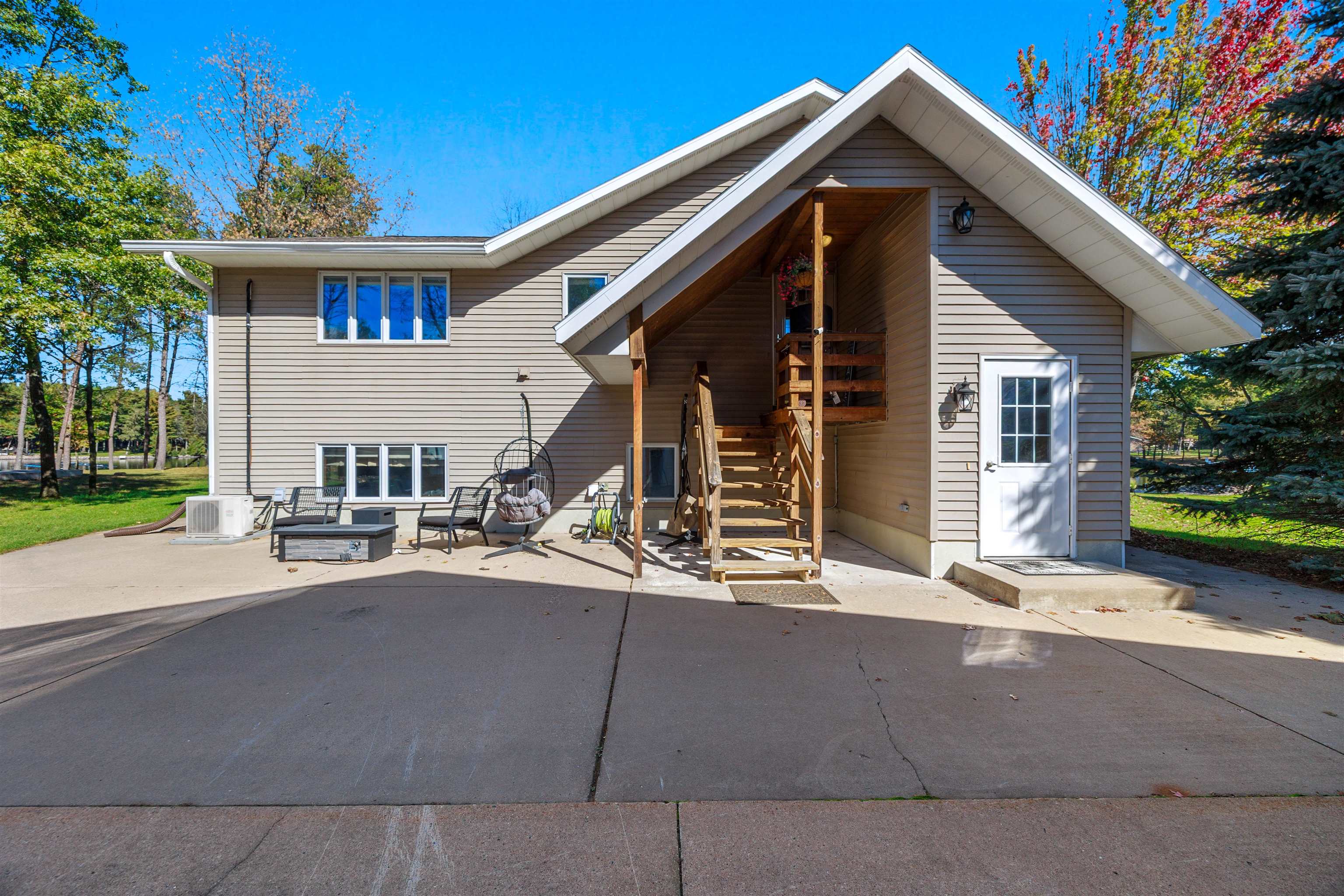 982 Excalibur Court Property Photo 4