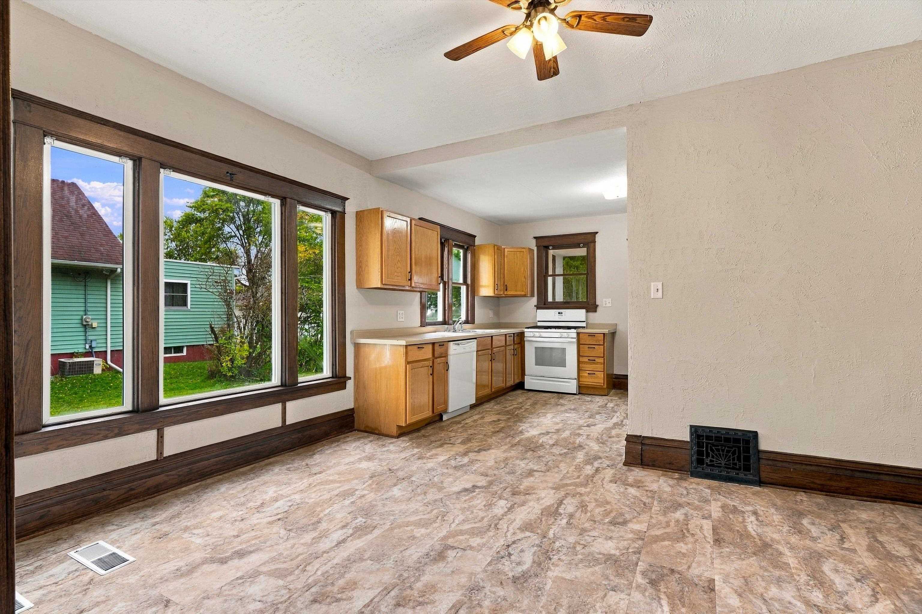 510 W Blodgett Street Property Photo 8