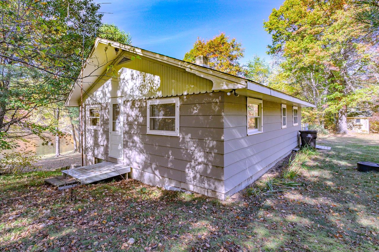 6907 E Rapids Road Property Photo 4