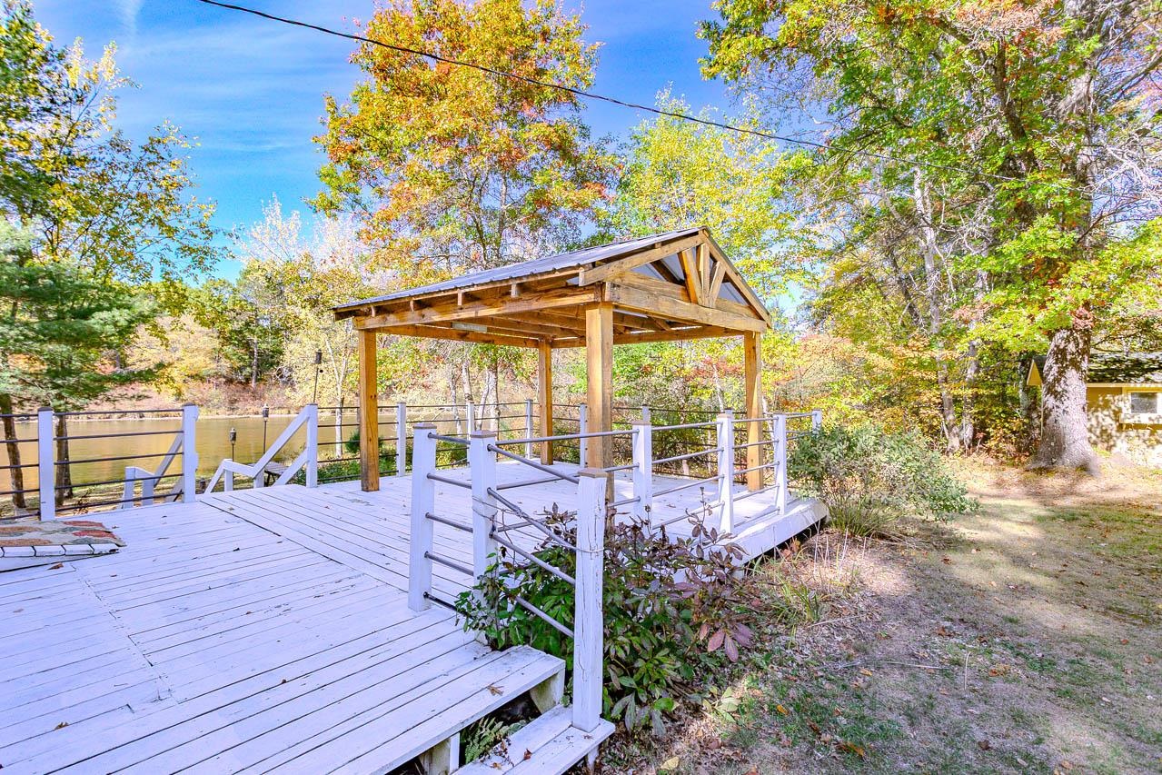 6907 E Rapids Road Property Photo 5
