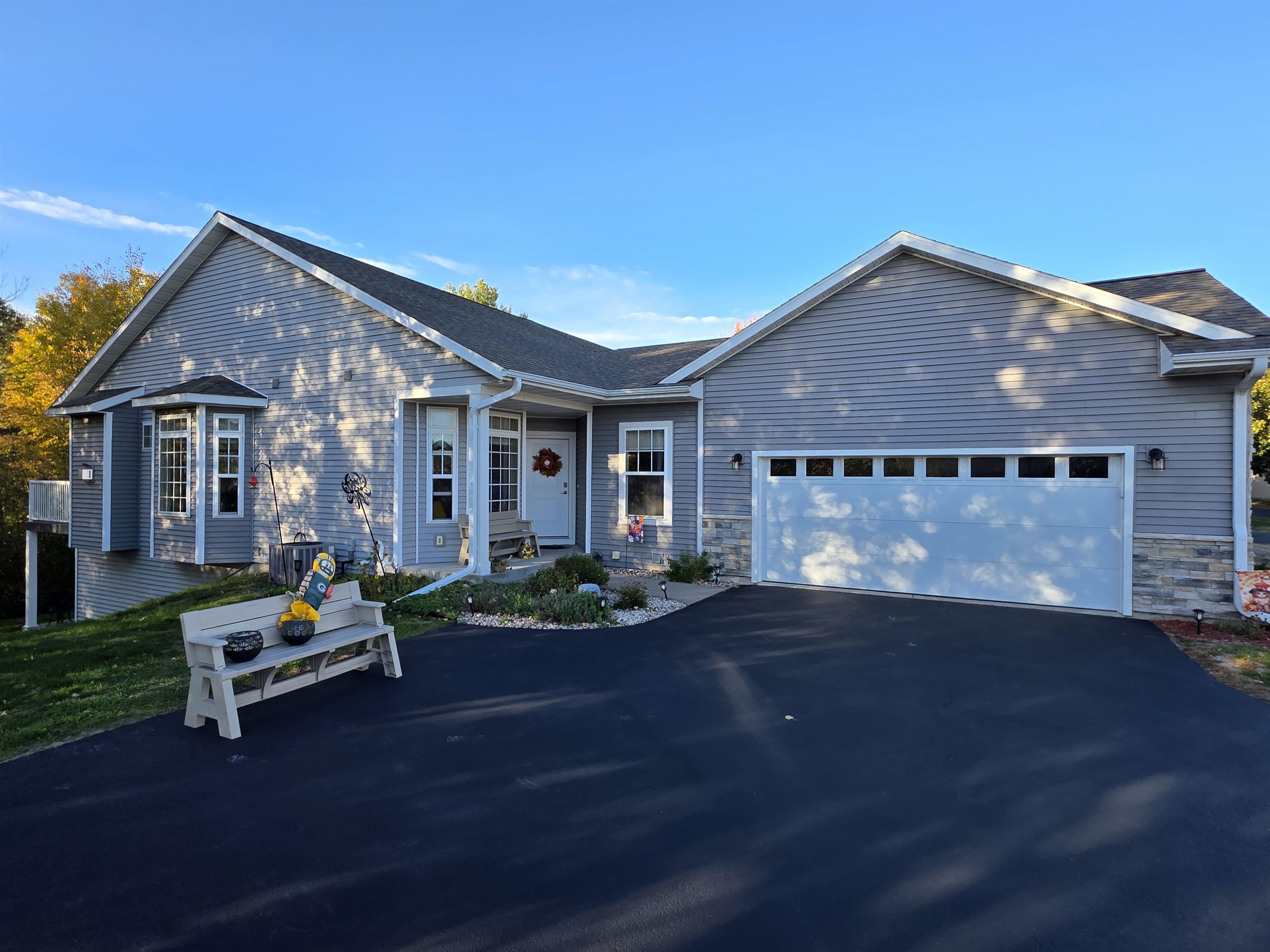 6902 River Trail Drive Property Photo 1