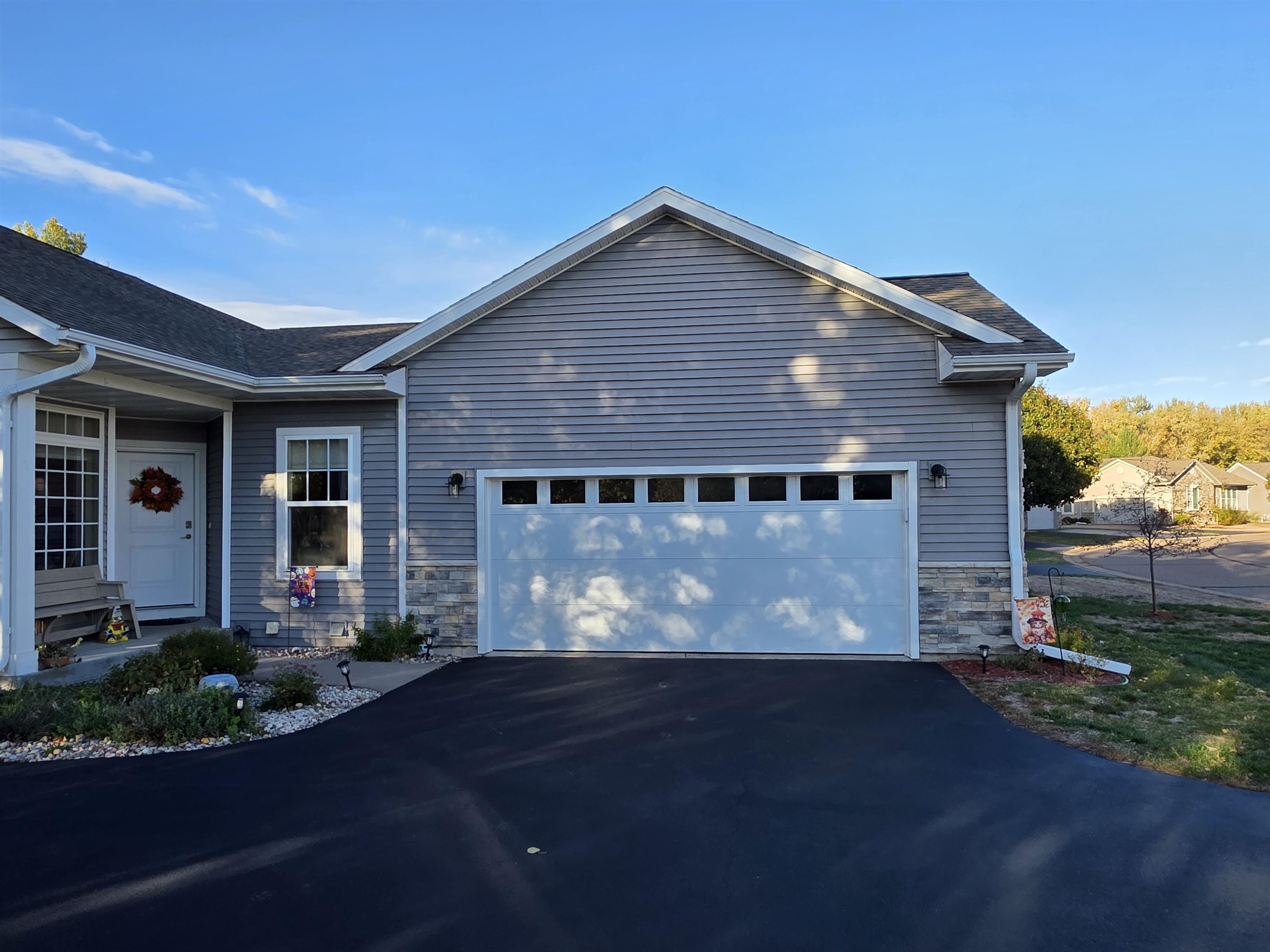 6902 River Trail Drive Property Photo 3