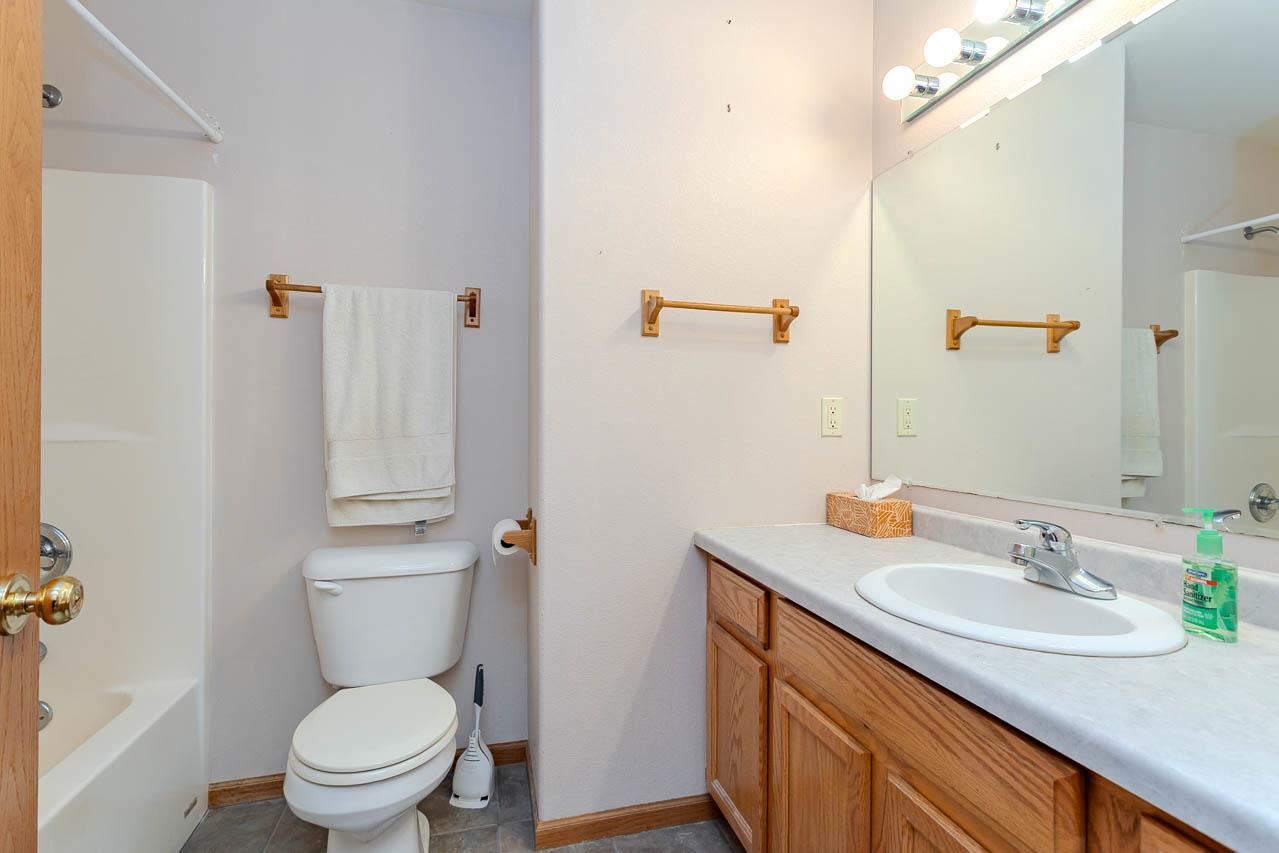 917 & 925 Augusta Avenue Property Photo 16