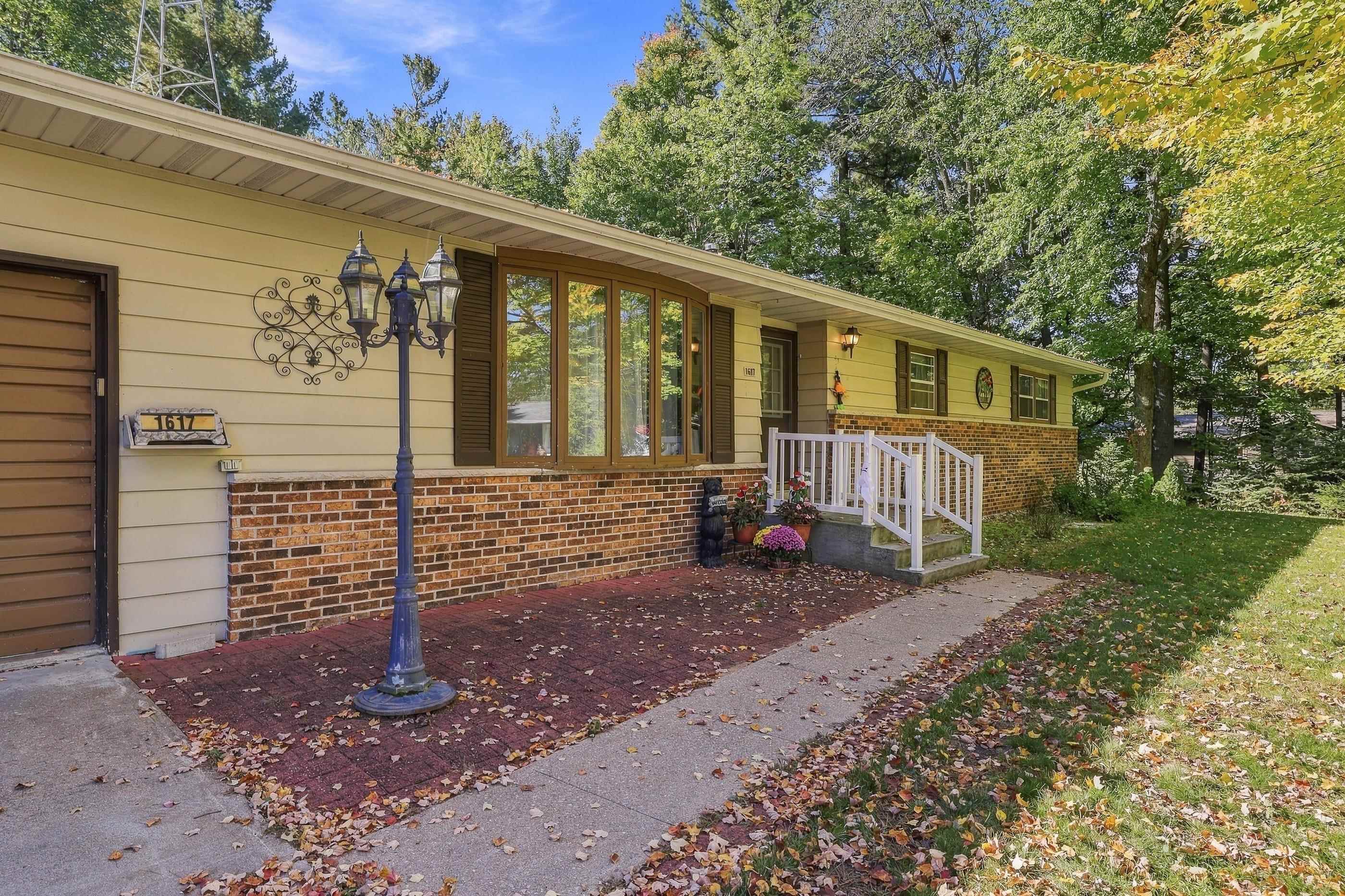 1617 Oak Street Property Photo 6