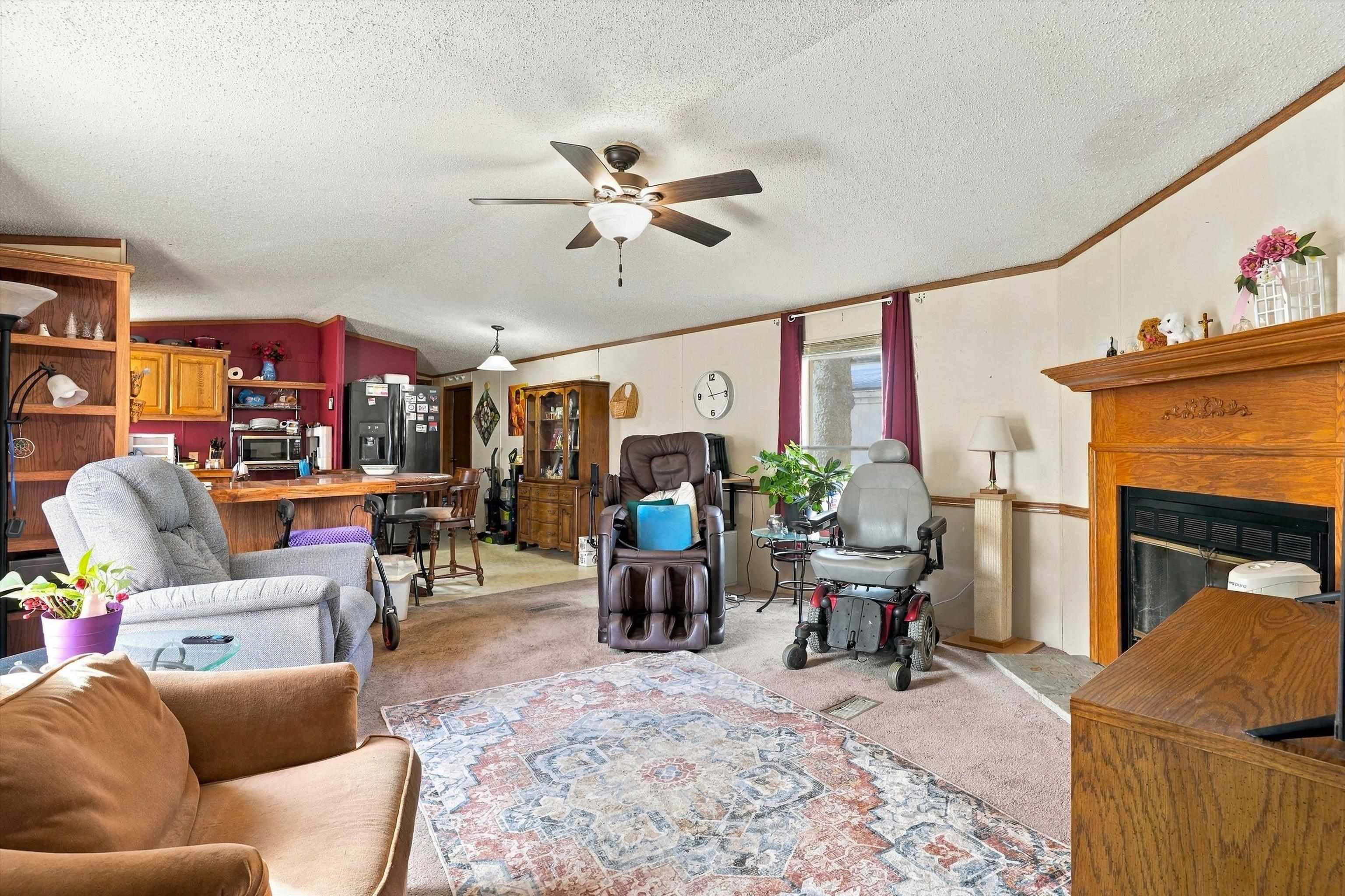 1407 N Peach Avenue Property Photo 3