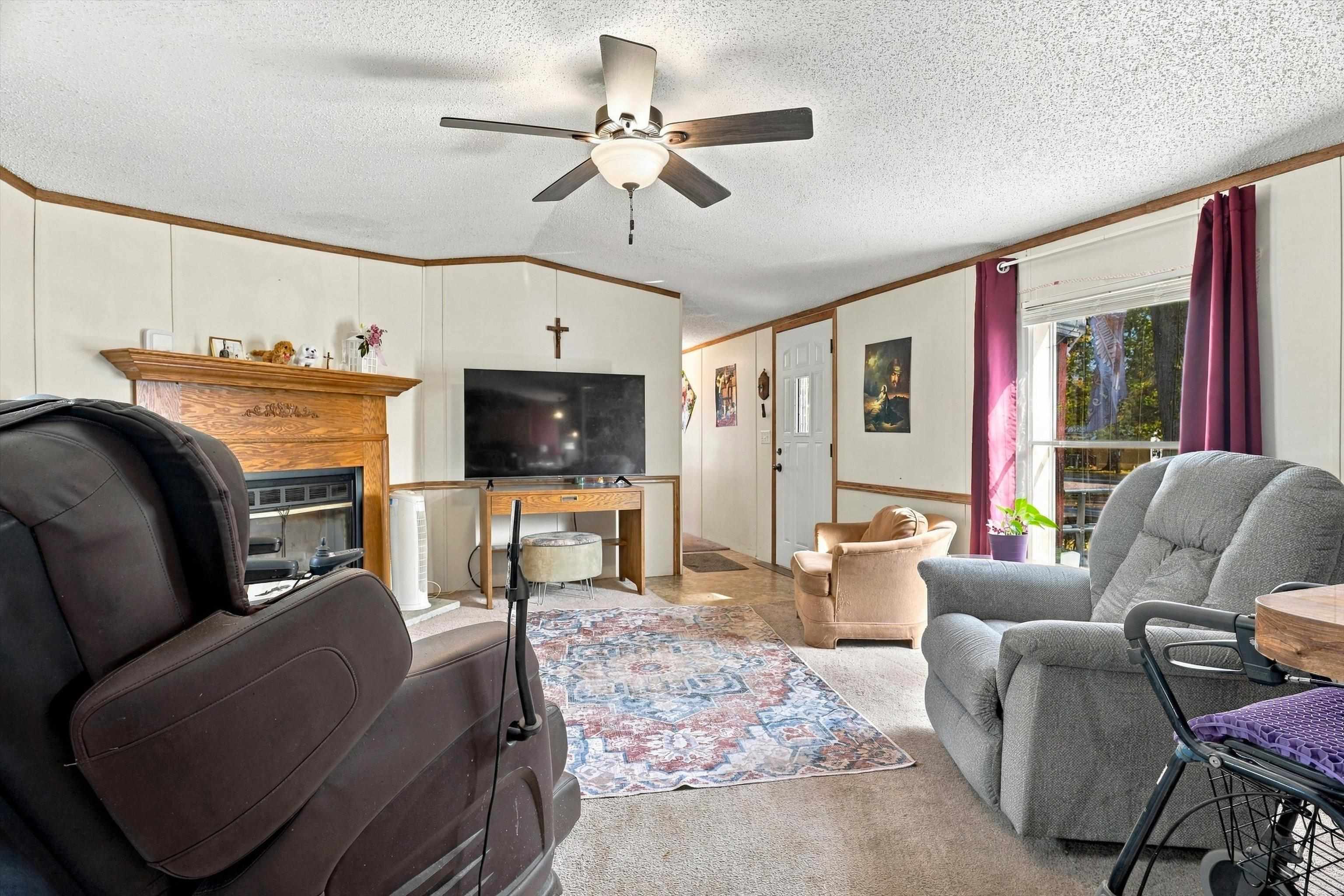 1407 N Peach Avenue Property Photo 4