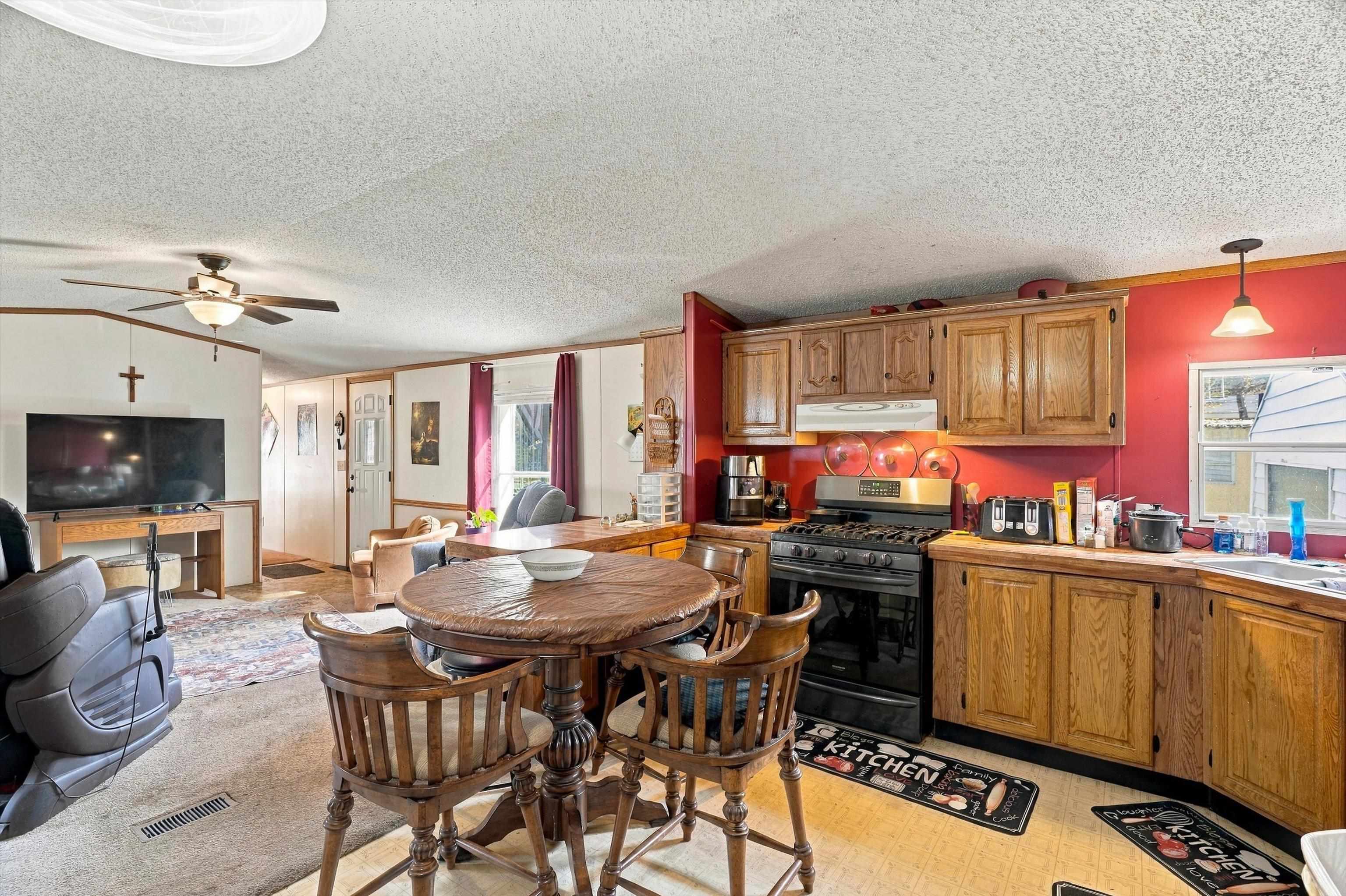 1407 N Peach Avenue Property Photo 6