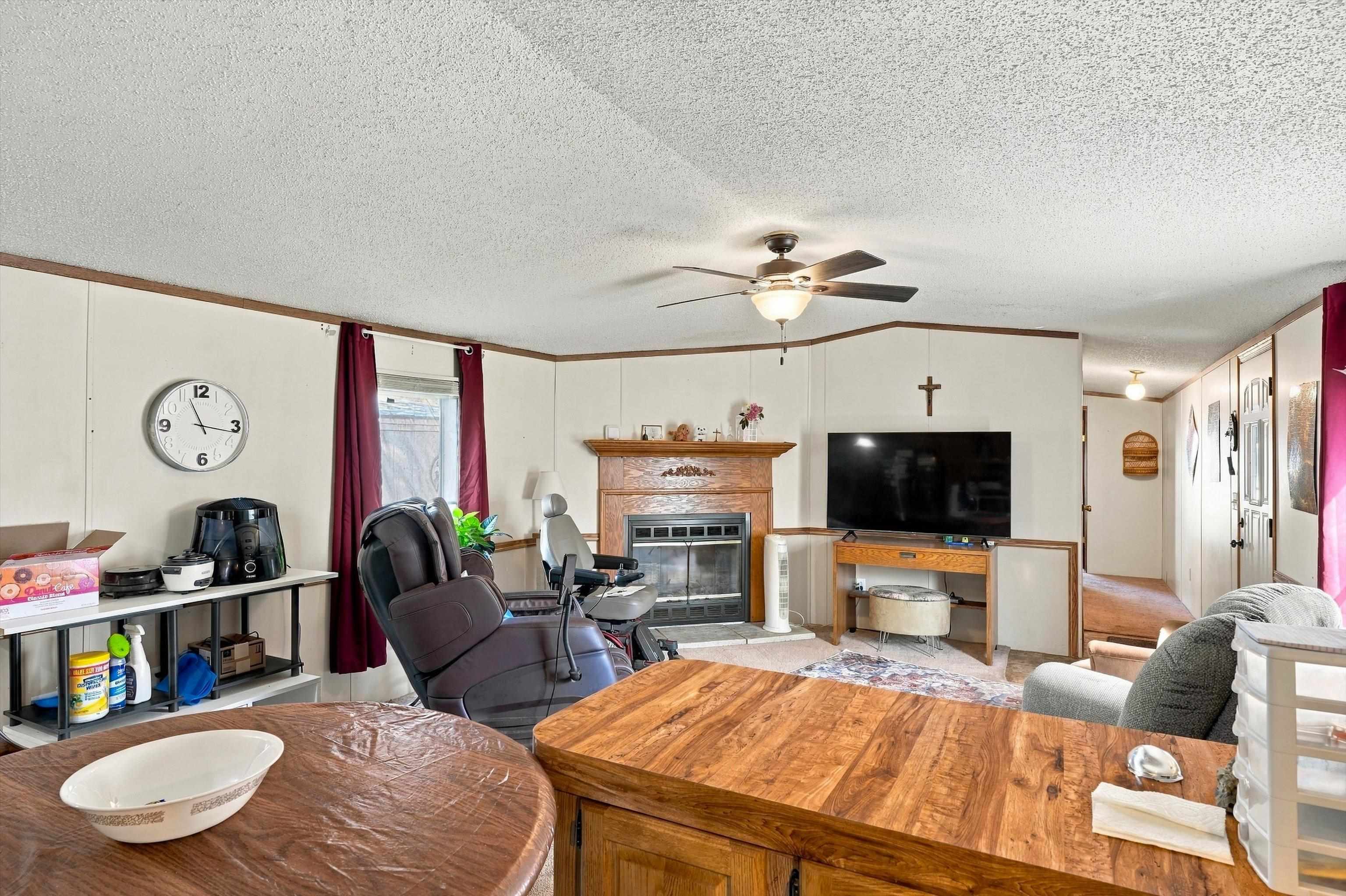 1407 N Peach Avenue Property Photo 8