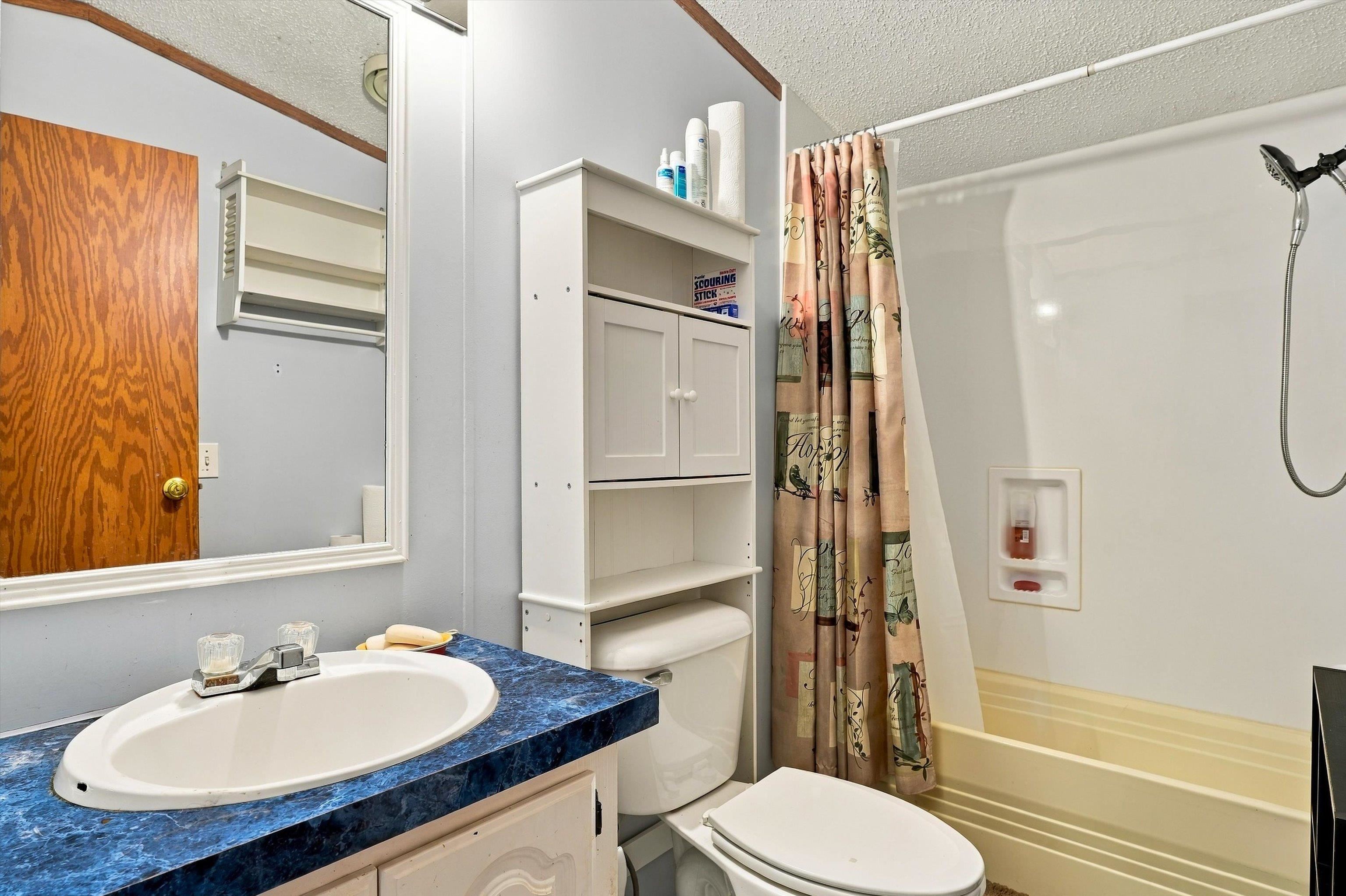 1407 N Peach Avenue Property Photo 12
