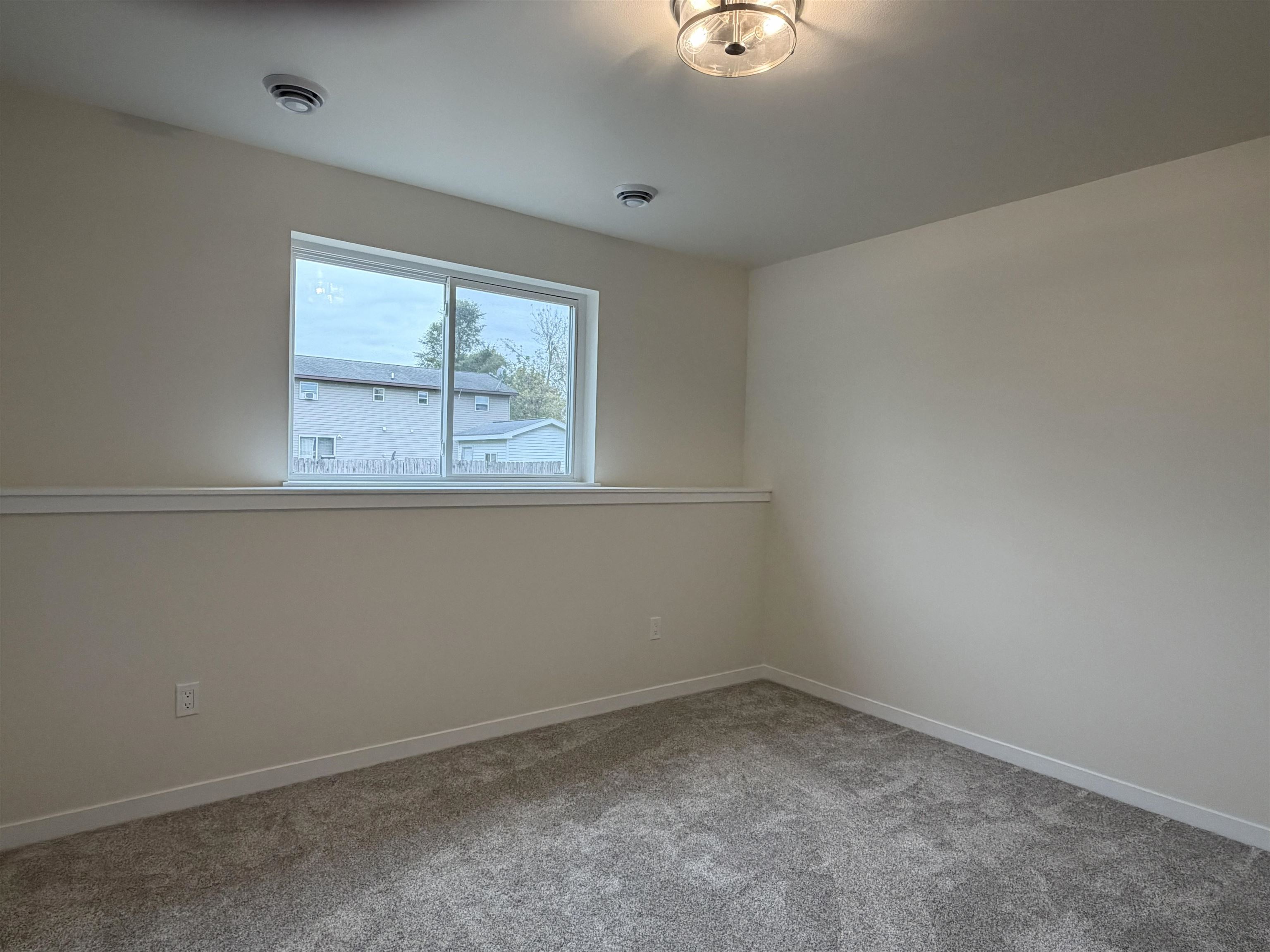 695 Oak Street Property Photo 32