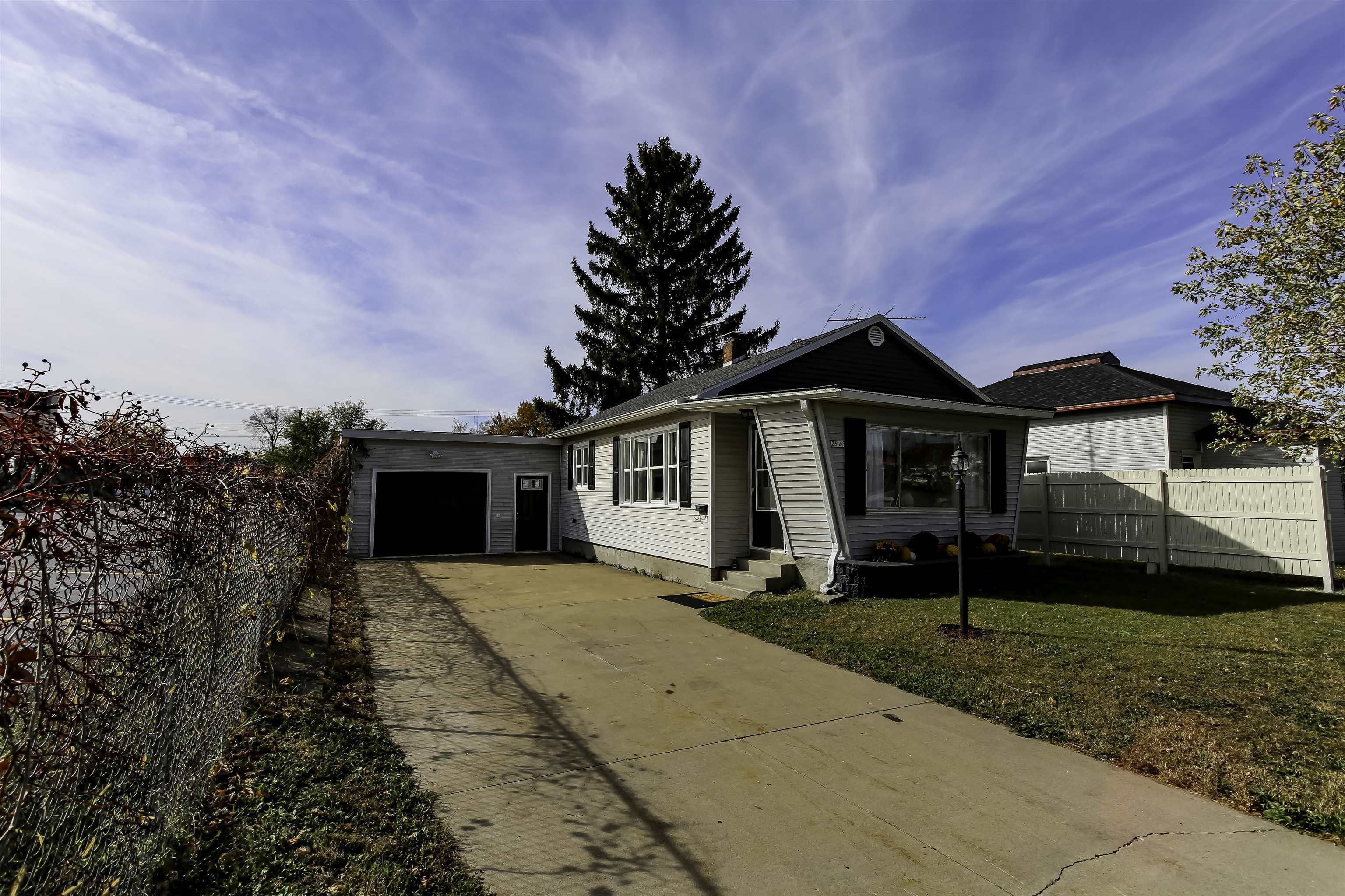 2516 Warner Street Property Photo 3