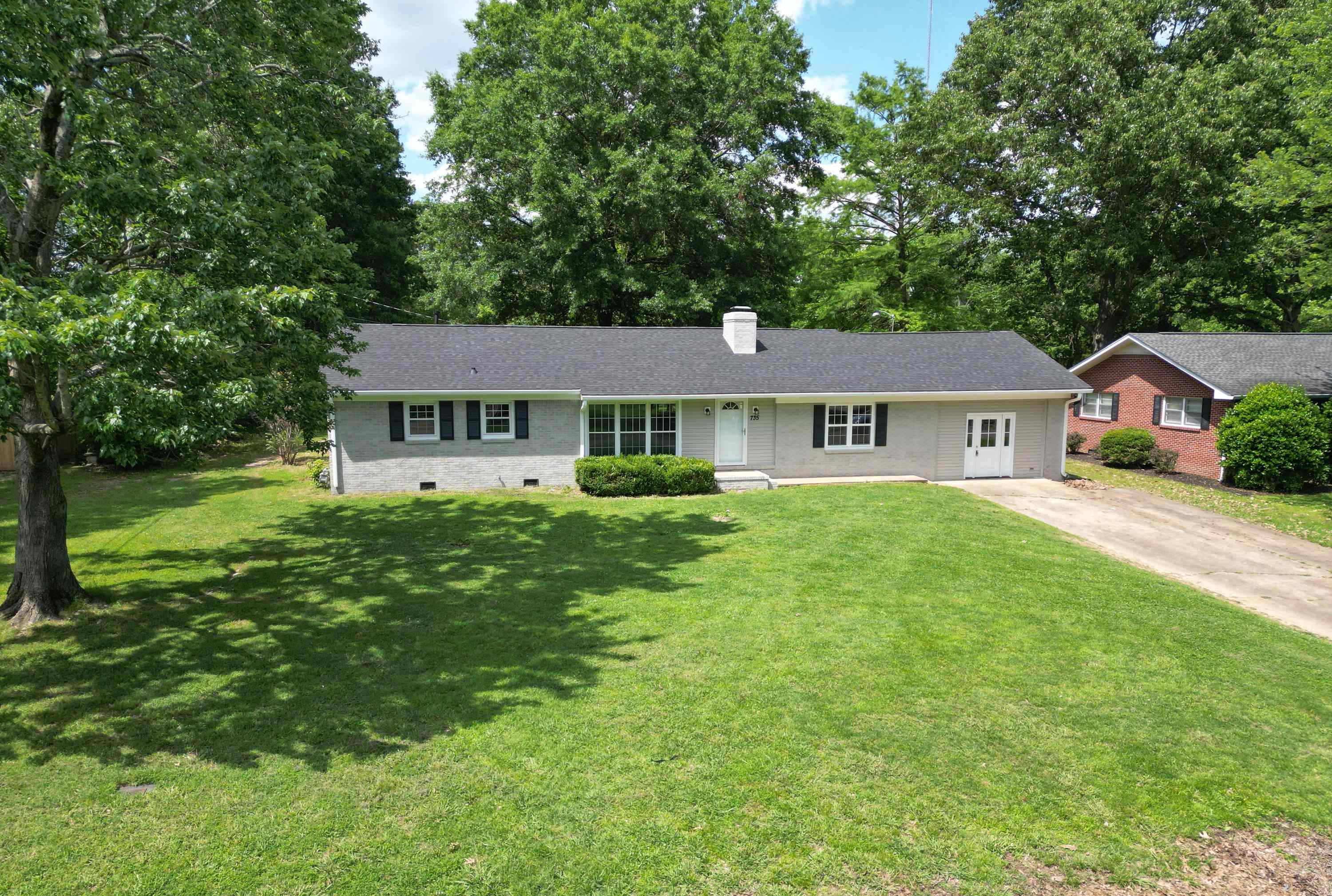 735 E Main St Property Photo 1