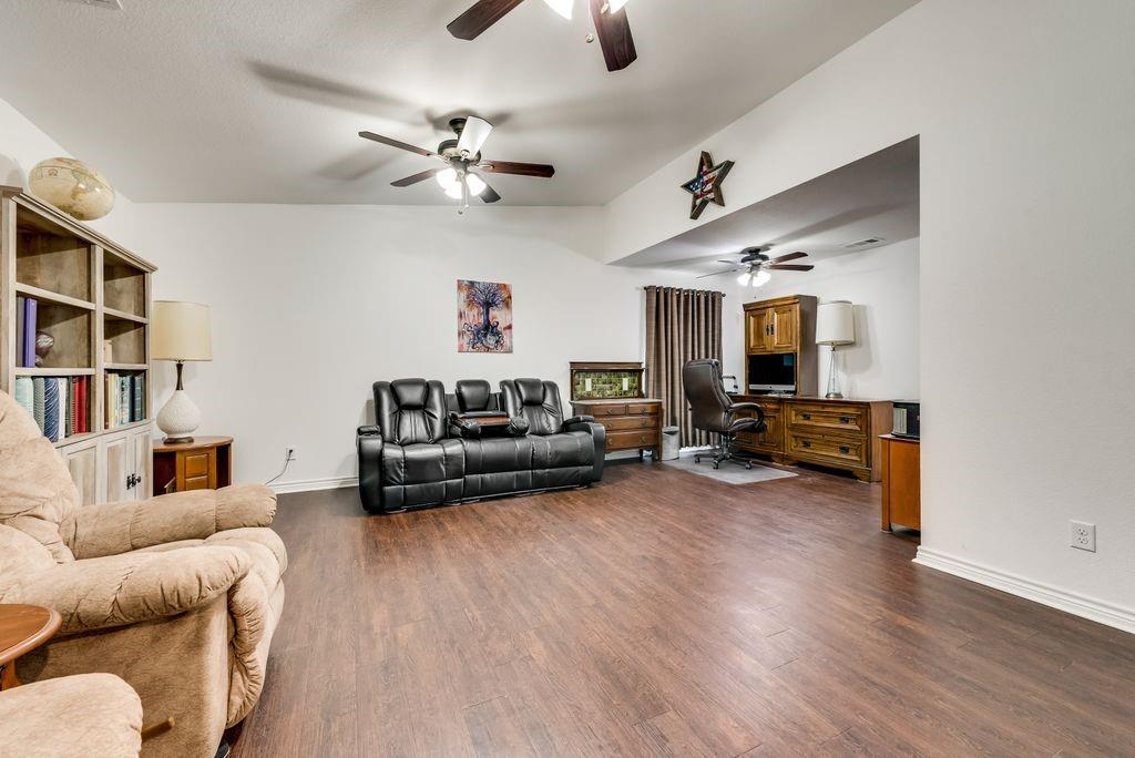 8302 Chesham Drive Property Photo 8