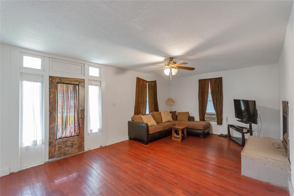 2411 Second Street Property Photo 3