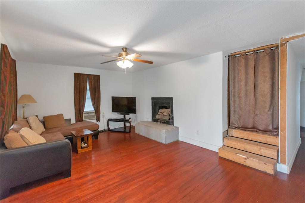 2411 Second Street Property Photo 4
