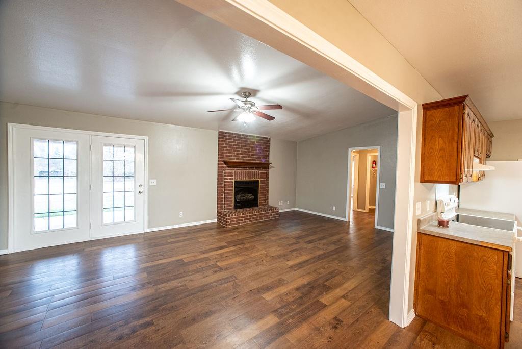 1385 Fm 194 Property Photo 4