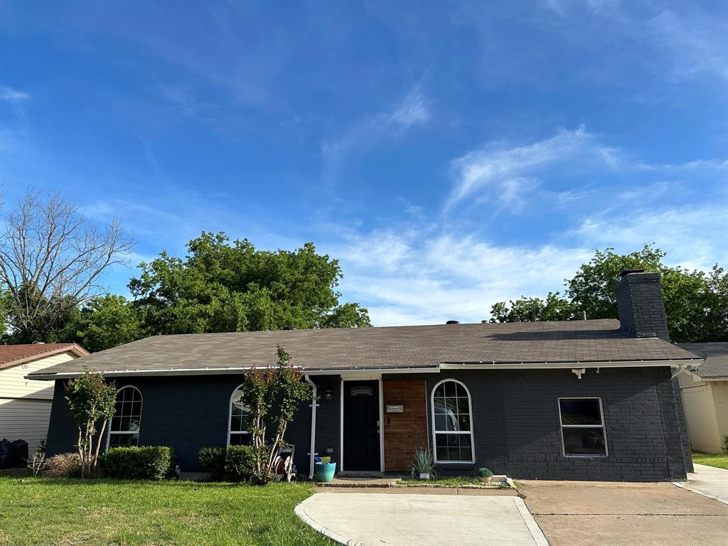 1013 Las Flores Court Property Photo 2