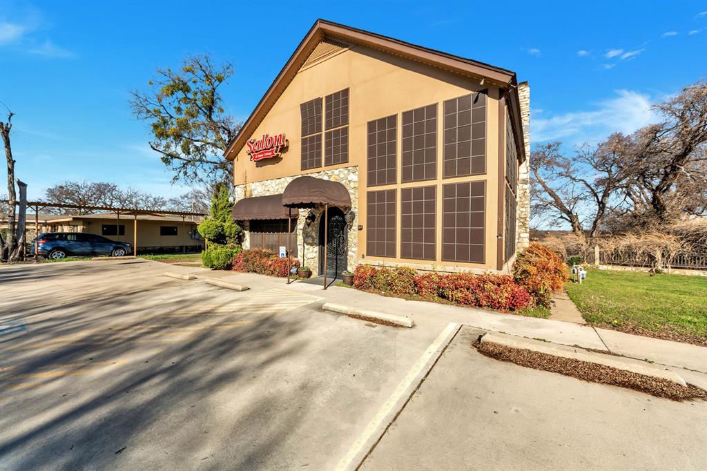 6712 Azle Avenue Property Photo 4