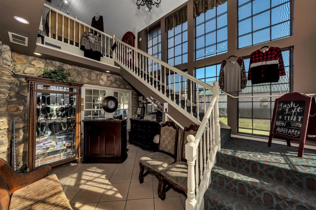 6712 Azle Avenue Property Photo 18