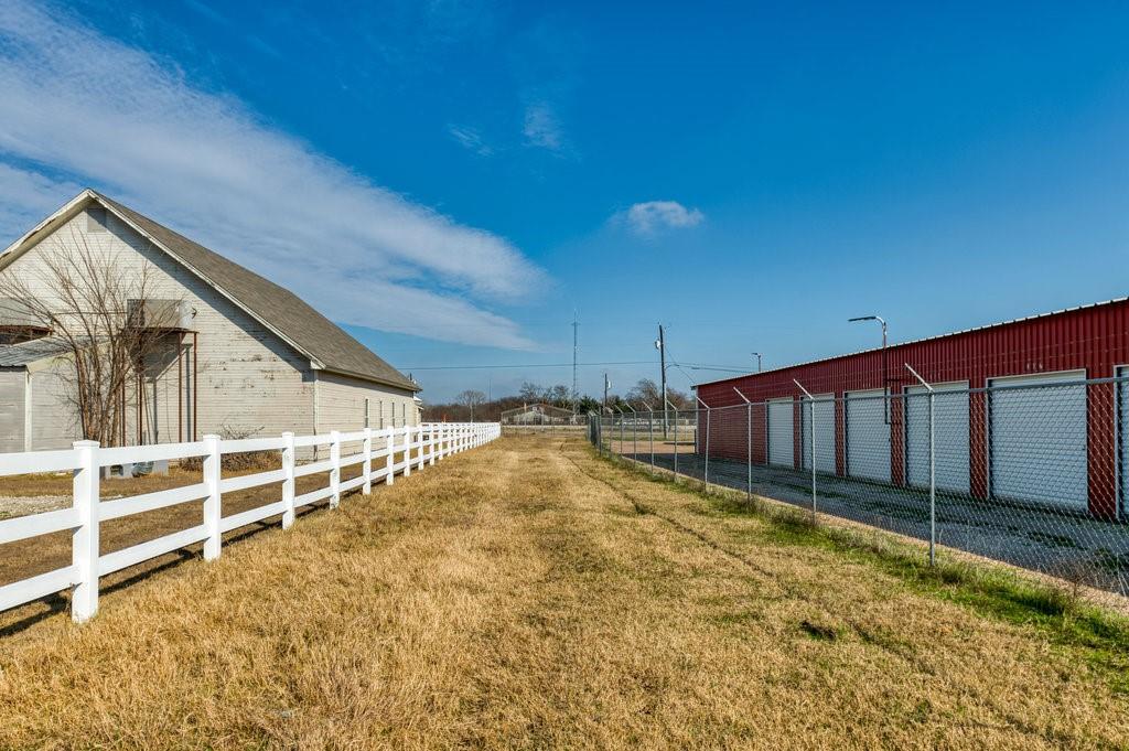 8829 N Highway 171 Property Photo 4