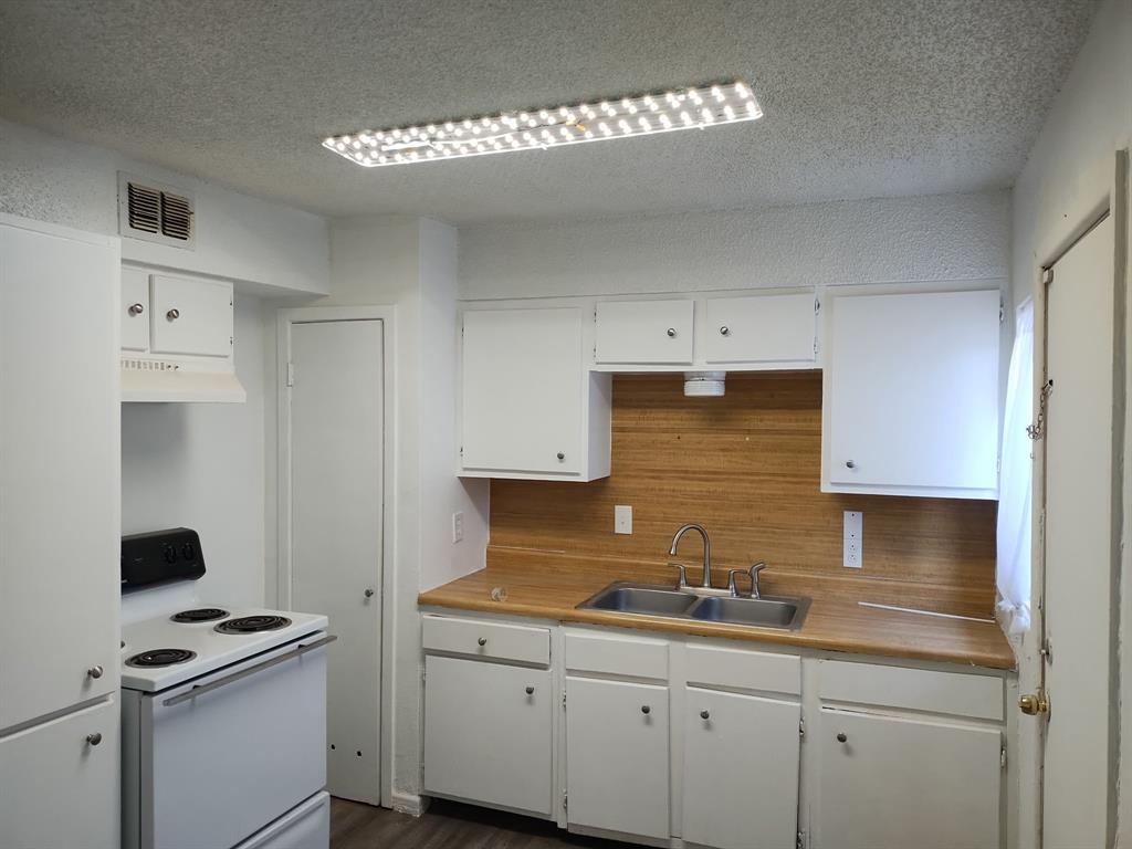 1004 N Ballard Street Property Photo 4