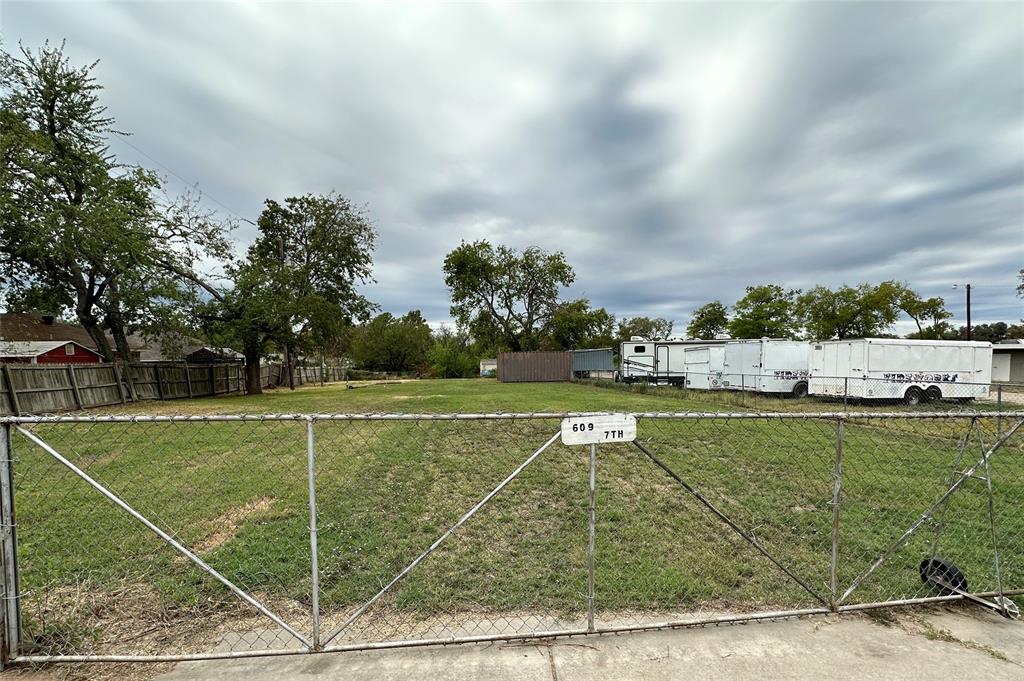 609 7th Street Property Photo 2