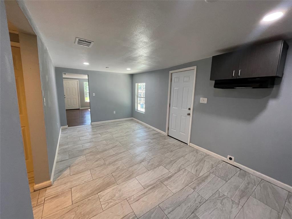 219 W Eckman Street Property Photo 6