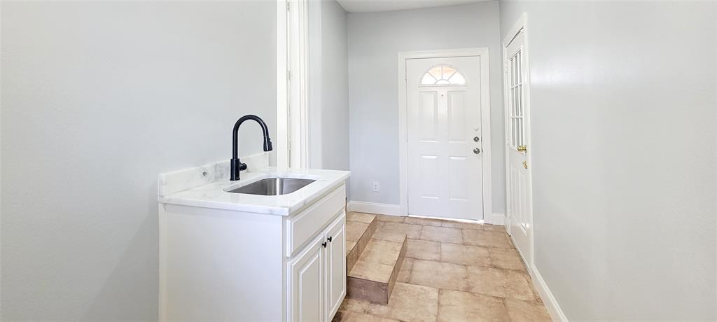806 E Young Street Property Photo 12