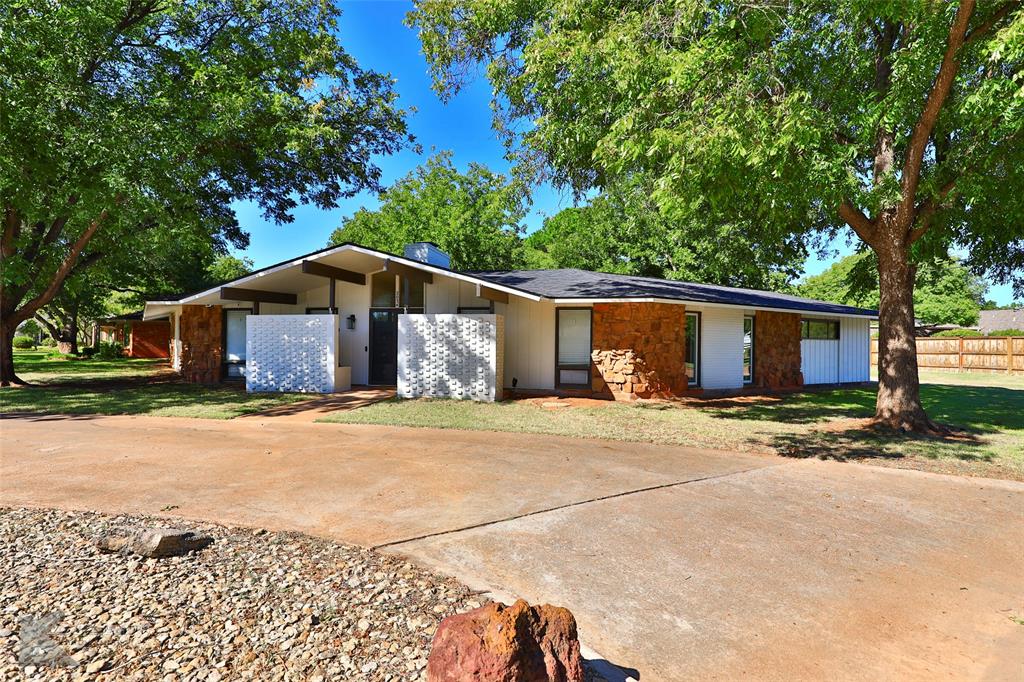 2034 Robin Road Property Photo 2