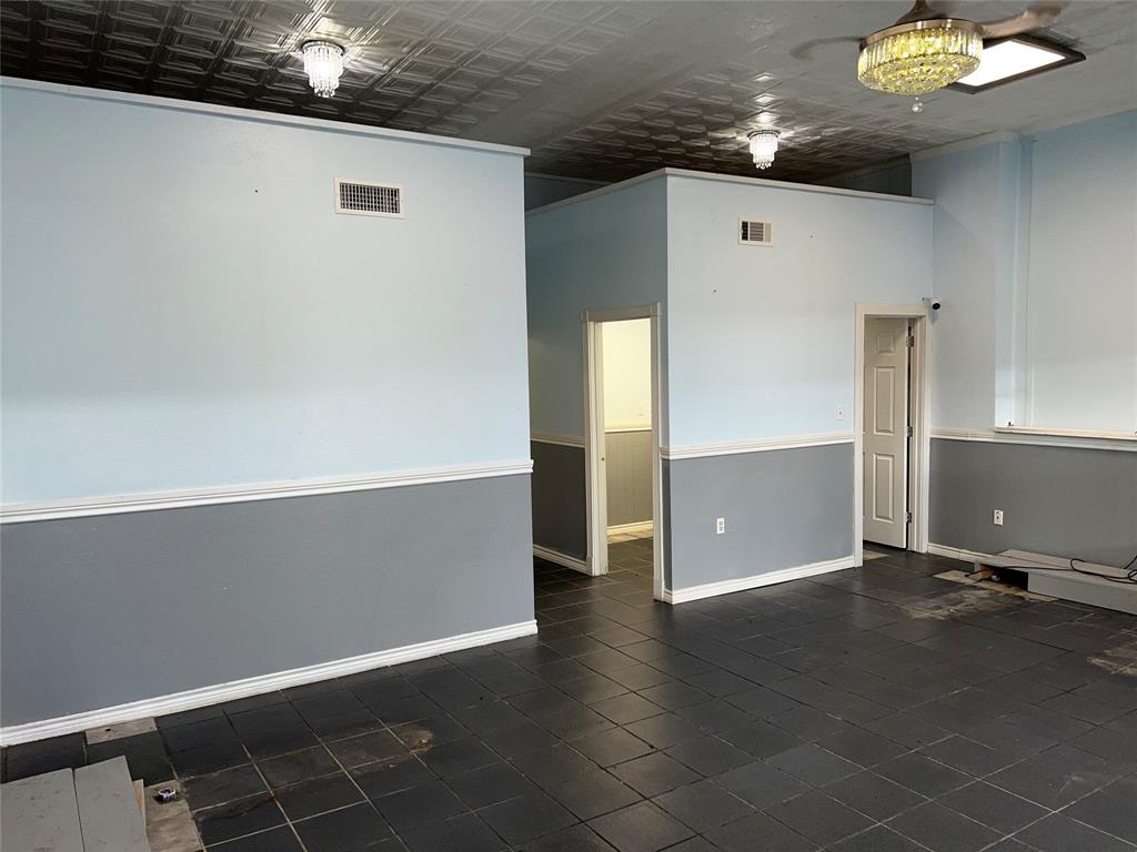 113 N Houston Street Property Photo 8
