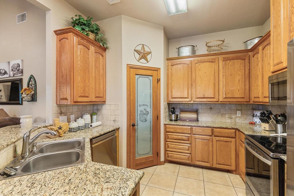 6601 Forest Oaks Court Property Photo 9