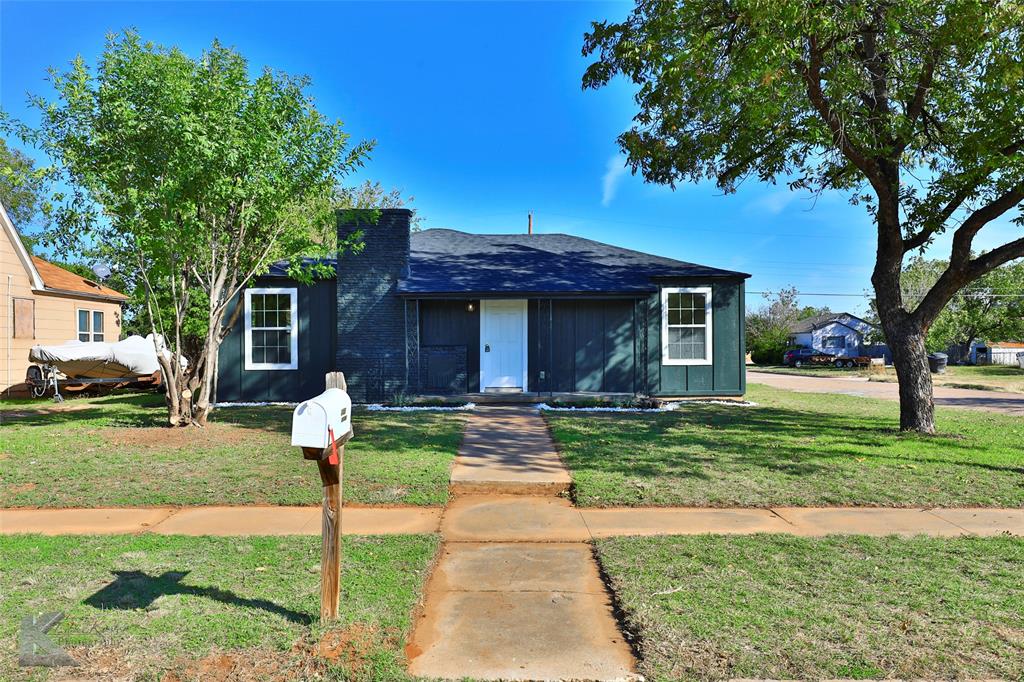 1557 Chestnut Street Property Photo 2