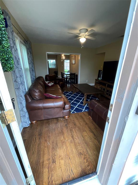 4730 Calmont Avenue Property Photo 6