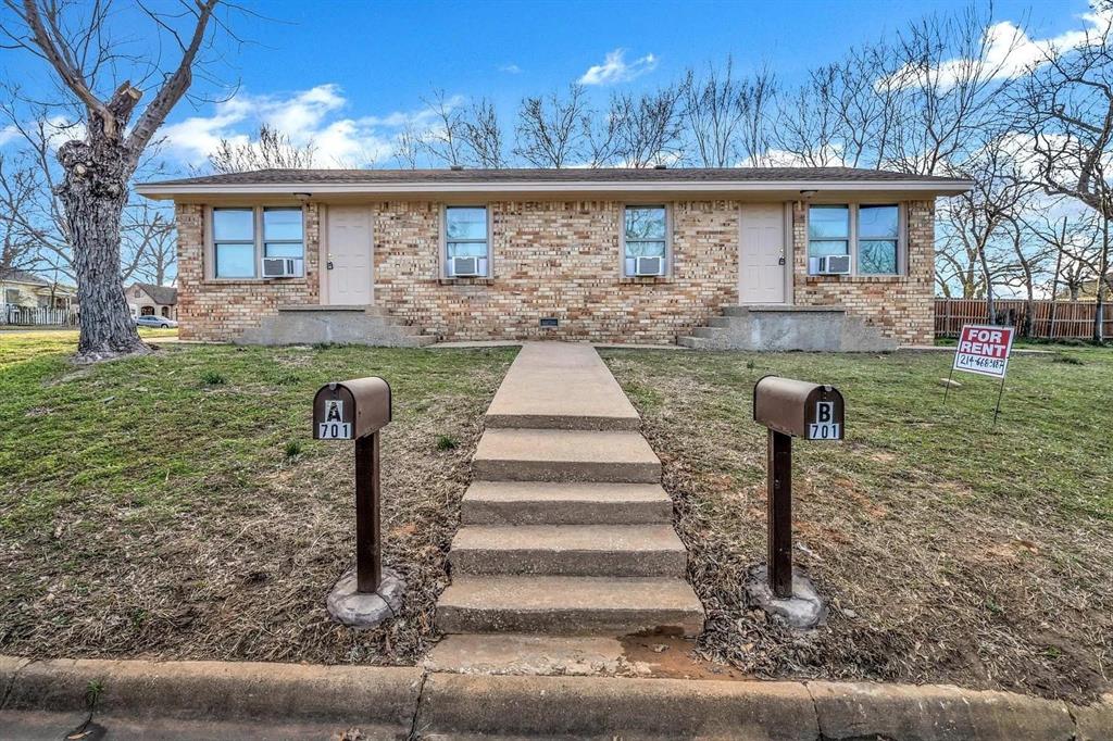901 S Barrett Avenue Property Photo 1