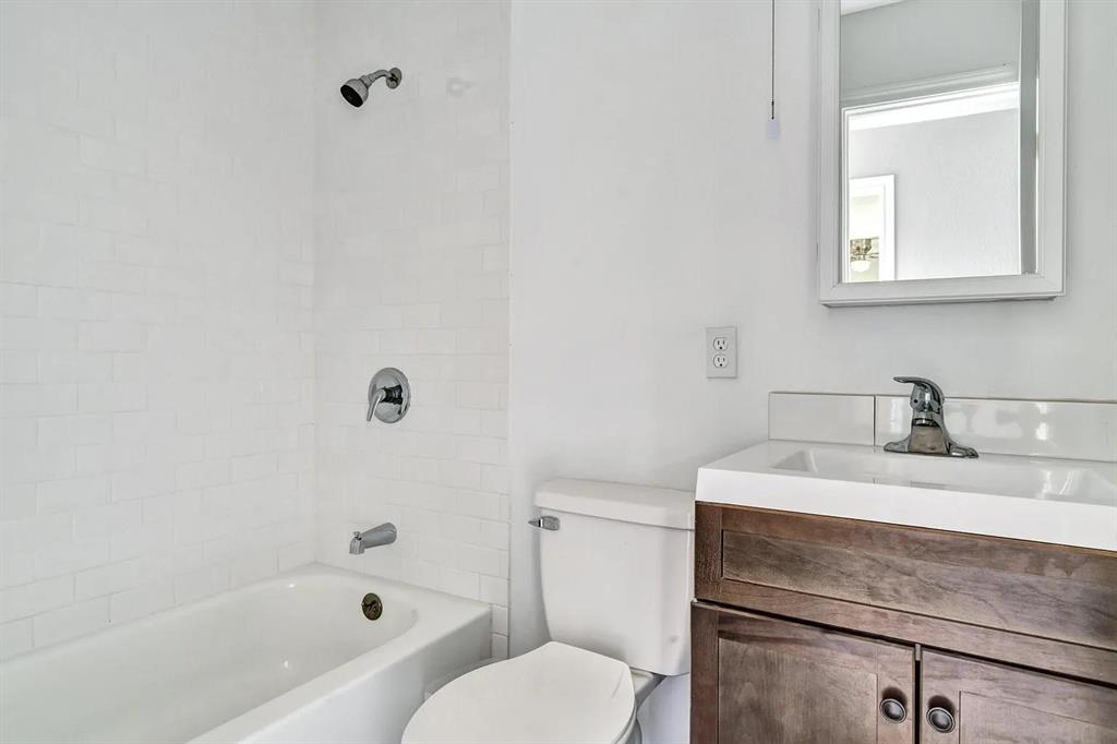 901 S Barrett Avenue Property Photo 8