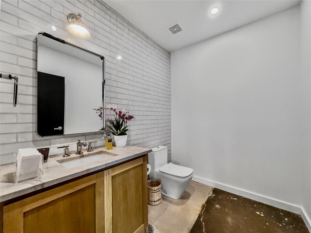 2330 Langford Street Property Photo 14