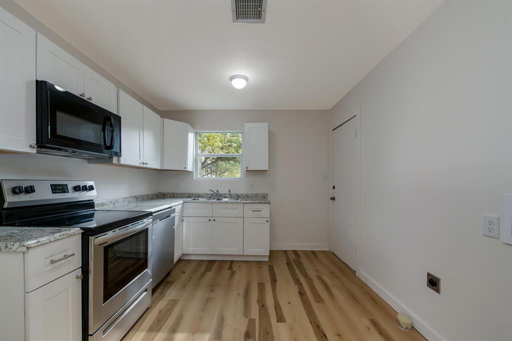 1920 Lyle Avenue Property Photo 3