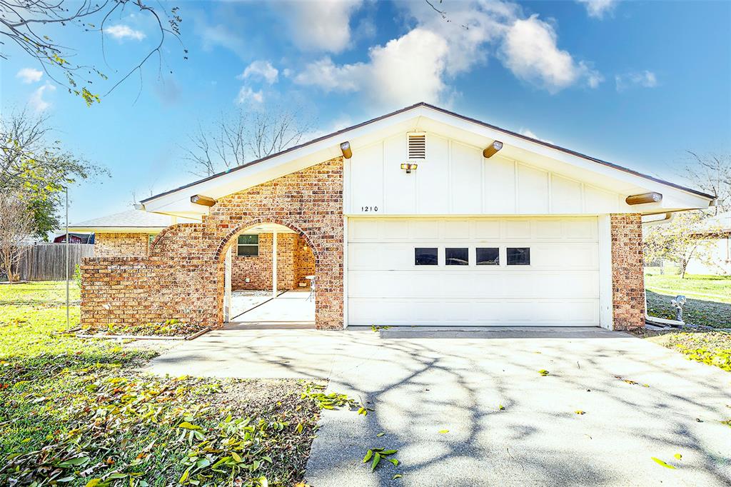 1210 Zahara Street Property Photo 5