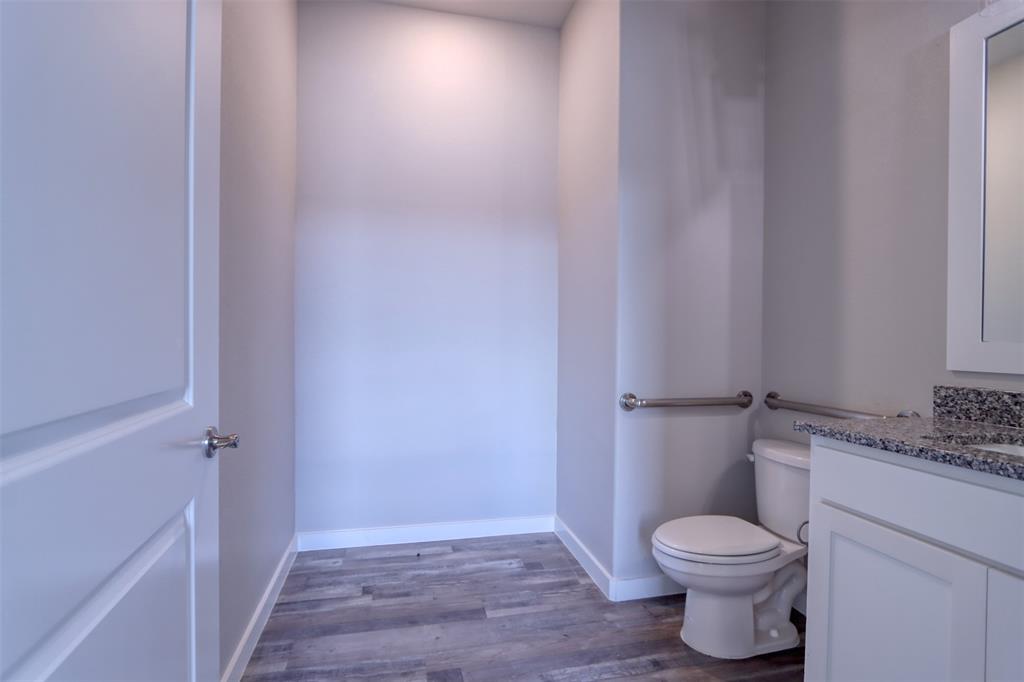 201 E 5th Street Property Photo 7