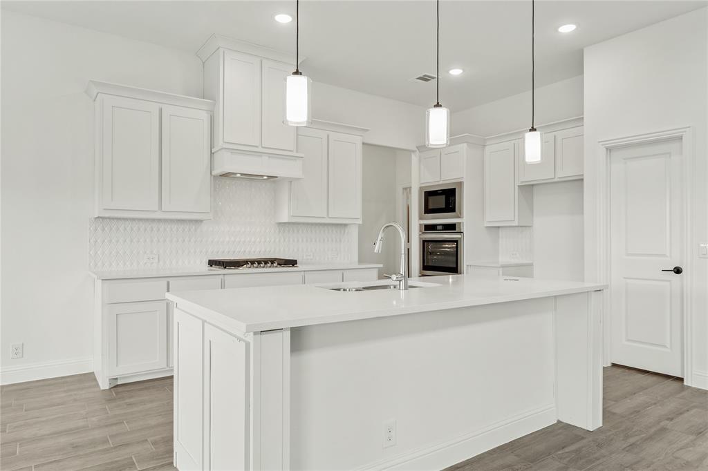 913 Cannes Drive Property Photo 16