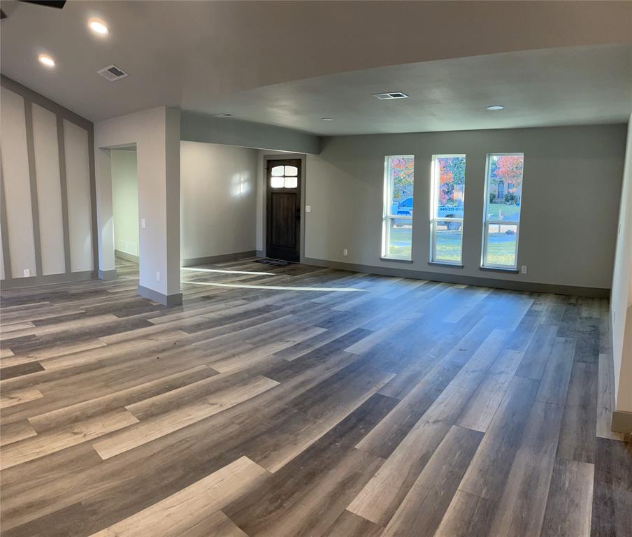 3213 Lynbrook Drive Property Photo 4