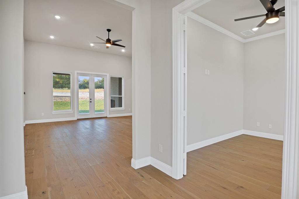 880 San Saba Property Photo 9