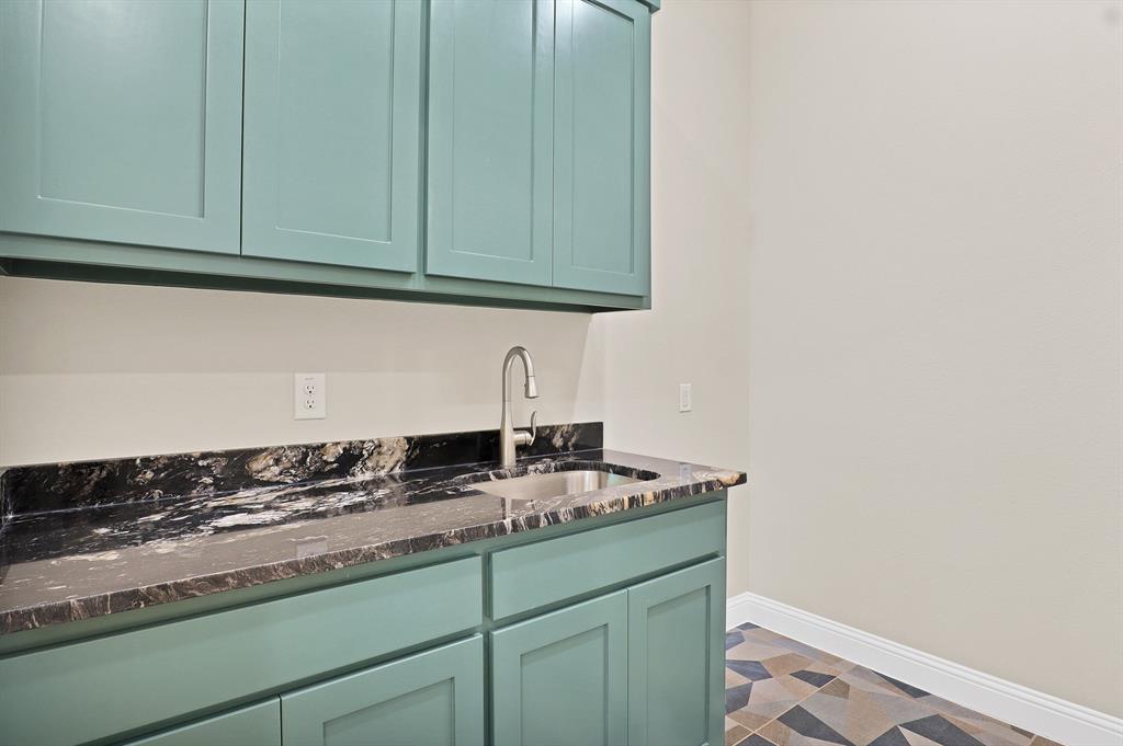 880 San Saba Property Photo 25