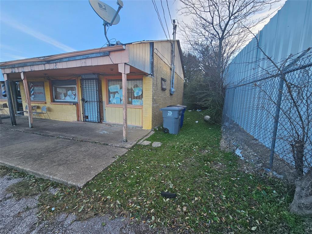 7506 S Lancaster Road Property Photo 2