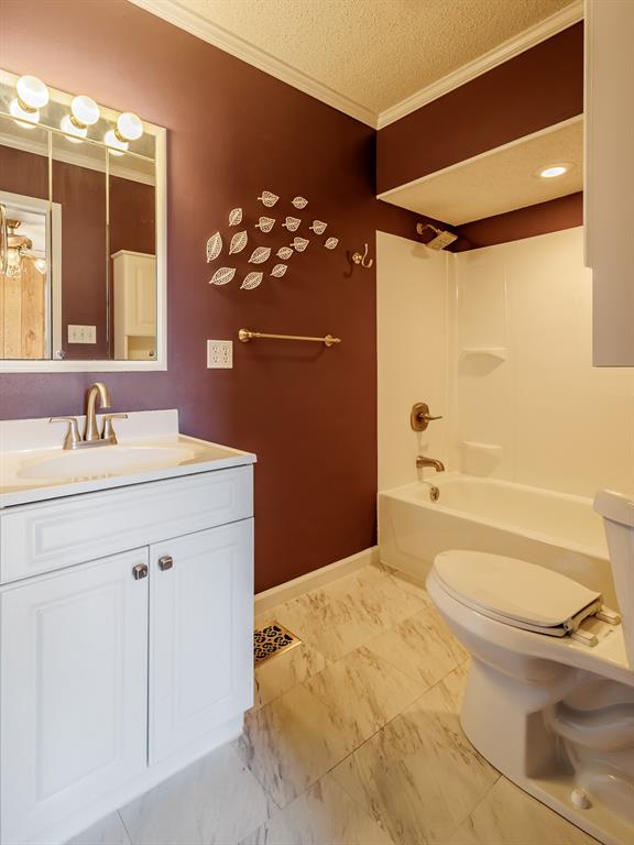 300 Hill Crest Drive Property Photo 15