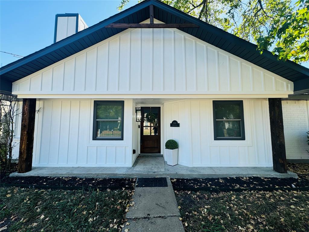 1308 Timbercreek Court Property Photo 2