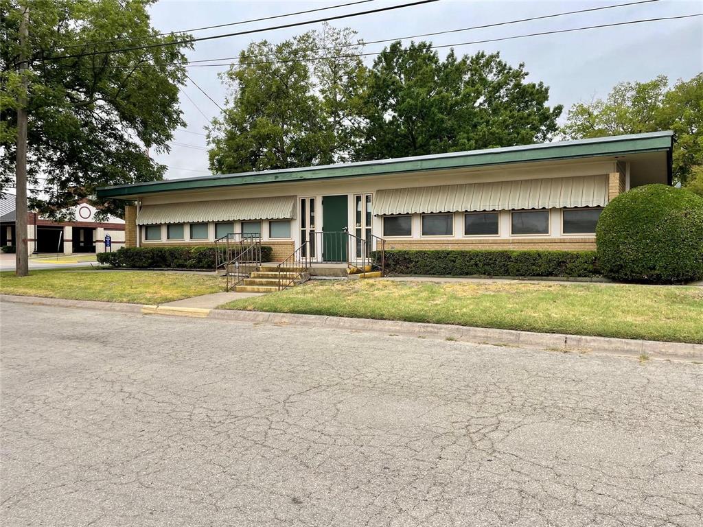 413 E Broadway Street Property Photo 1
