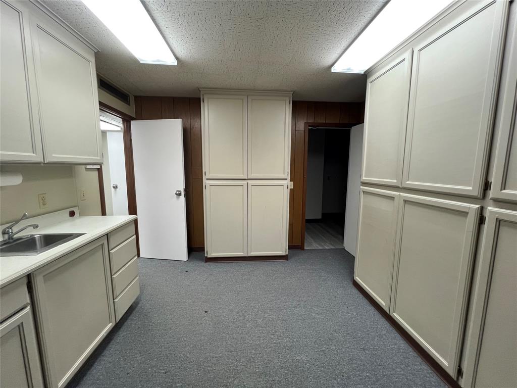 413 E Broadway Street Property Photo 16